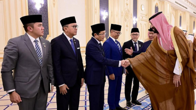 Menag Nasaruddin Umar berjabat tangan dengan Putra Mahkota Arab Saudi Mohammed bin Salman