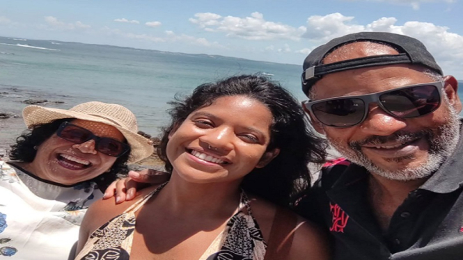 Pendaki asal Brasil Juliana Marins bersama kedua orang tuanya