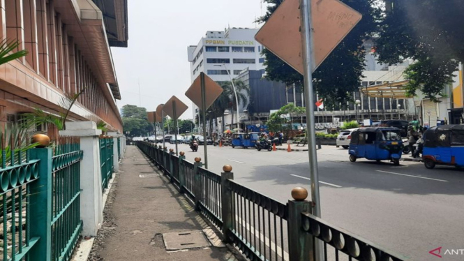 Ilustrasi pagar pembatas Stasiun Cikini, Jakarta Pusat