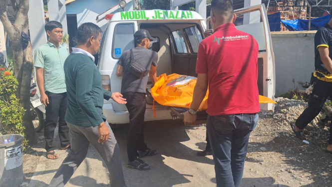 Jenazah korban tawuran remja dievakuasi ke kamar mayat RSUD Brebes 