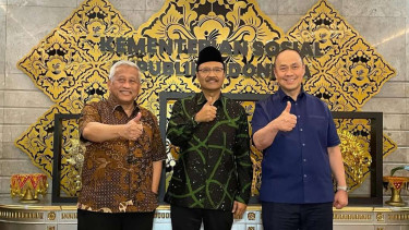 Mensos Saifullah Yusuf melakukan rapat soal Sekolah Rakyat 