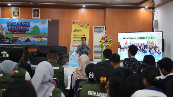 Pelajar SMA dan SMK mengikuti program pelatihan 'Academia Politica'