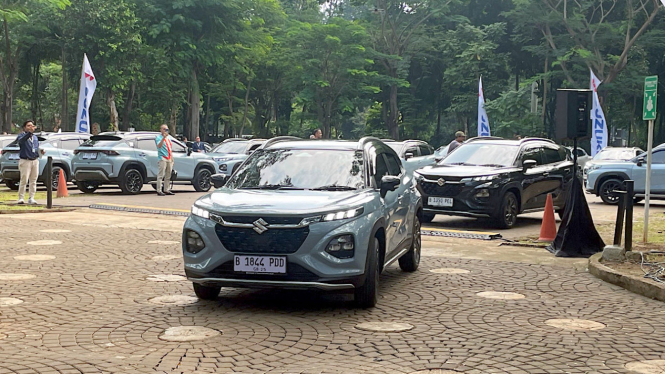Penyerahan unit Suzuki Fronx ke konsumen.