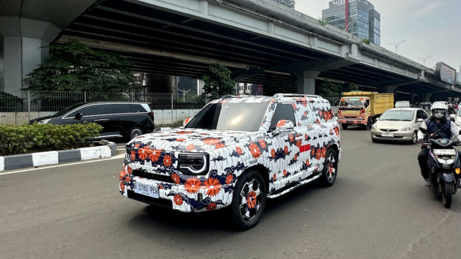 Mobil SUV yang mire BAIC BJ30 melintas di jalanan Jakarta