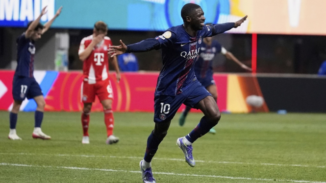 Pemain PSG, Ousmane Dembele rayakan gol ke gawang Bayern Munich