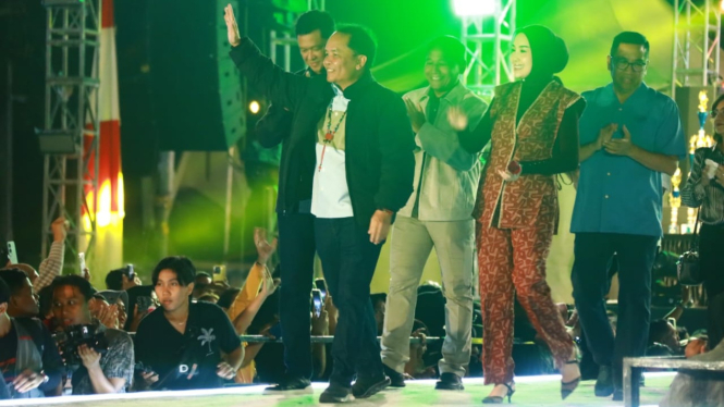 Gubernur Kalteng H. Agustiar Sabran menyapa warga di acara Huma Betang Night