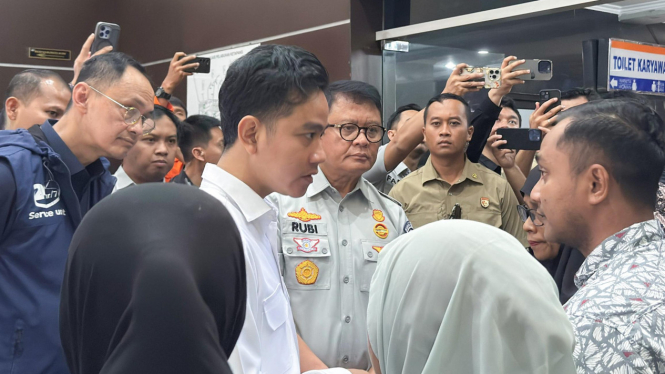 Pelaksana Tugas Direktur Utama Jasa Raharja Rubi Handojo mendampingi Wakil Presiden Republik Indonesia Gibran Rakabuming Raka tinjau penanganan korban kecelakaan KM Tunu Pratama Jaya (dok. istimewa)