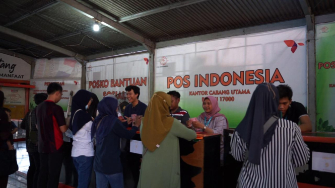 Penyaluran bantuan subsidi upah.