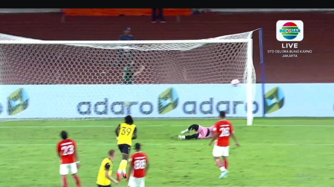 pemain Oxford United Brian De Keersmaecker jebol gawang Liga Indonesia All Sta