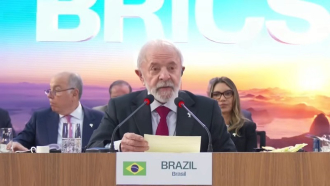 Presiden Brasil Lula da Silva di rapat pleno KTT BRICS 2025