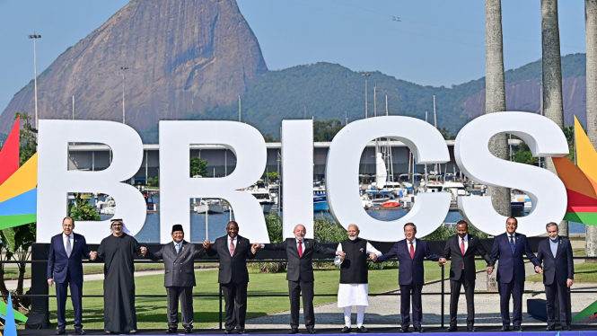 Presiden RI Prabowo Subianto dan pemimpin negara lain saat menghadiri KTT BRICS 2025 (sumber foto: Muchlis Jr - Biro Pers Sekretariat Presiden)