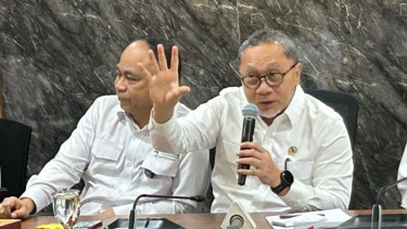 Menteri Koordinator Bidang Pangan Zulkifli Hasan (kanan) dan Menkop Budi Arie.