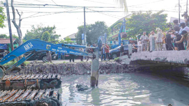 Pramono tinjau pengerukan Kali Irigasi Bekasi Tengah 