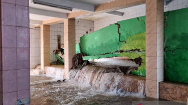 Tanggul jebol akibat banjir di Musala Sabili, Jati Padang, Pasar Minggu, Jakarta