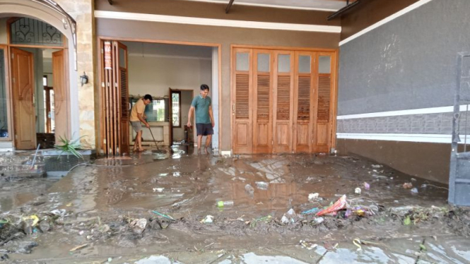 Warga di NTB membersihkan rumah setelah dilanda banjir