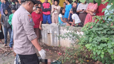Polisi mengevakuasi korban yang ditemukan meninggal dunia di Blitar