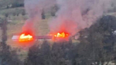 Gedung dan rumah guru SD Pinapa, Distrik Omukia, Kabupaten Puncak dibakar KKB