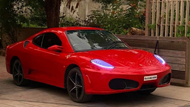 Mobil Toyota dimodifikasi jadi Ferrari