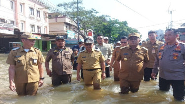 Gubernur Banten Andra Soni meninjau banjir di Ciledug