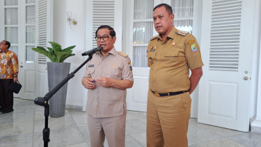 Gubernur Jakarta Pramono Anung dan Wali Kota Bekasi, Tri Adhianto di Balai Kota Jakarta 