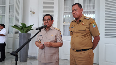 Gubernur Jakarta Pramono Anung dan Wali Kota Bekasi, Tri Adhianto di Balai Kota Jakarta 
