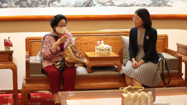 Presiden ke-5 RI Megawati Soekarnoputri tiba di Beijing (kiri)