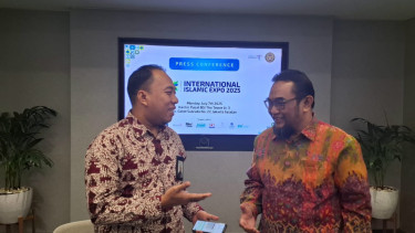 Hajj and Umra Solution Dept Head Hajj and Umra Solution Islamic Ecosystem Solution Group (ISE), Ayun Kurniawan dan Head Partnership Exhibitor, IIE 2025, Rudi Prasetyadi