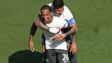 Pemain Chelsea rayakan gol Joao Pedro