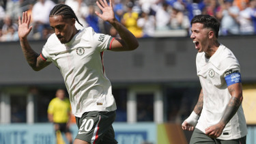 Pemain Chelsea Joao Pedro rayakan gol
