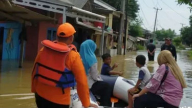 Tim SAR evakuasi warga terdampak banjir di Karawang.