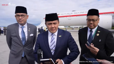Sekretaris Kabinet Teddy Indra Wijaya (tengah)