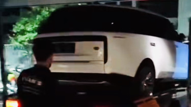 Mobil mewah kado maia estianty dari suaminya Irwan Mussry