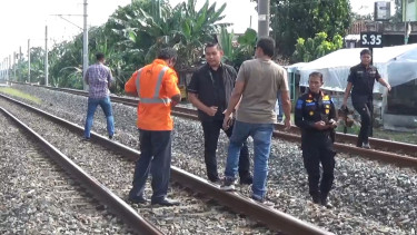 Polisi melakukan olah TKP kasus pelemparan KA Sancaka di Klaten, Jawa Tengah