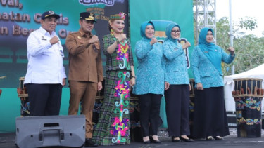 Ketua Umum Tim Penggerak PKK Tri Tito Karnavian (tengah).