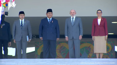 Presiden RI Prabowo Subianto didampingi Sekretaris Kabinet Teddy Indra Wijaya bersama Presiden Brasil Luiz Inácio Lula da Silva di Istana Planato, Brasilia, Brasil (sumber foto: tangkapan layar YouTube Sekretariat Presiden)