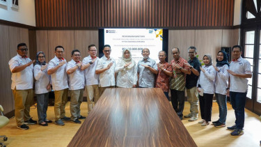 Komitmen di bidang pendidikan, Pos Indonesia melalui Yayasan Pendidikan Bhakti Pos Indonesia (YPBPI) juga mendirikan Universitas Logistik dan Bisnis Internasional (ULBI)