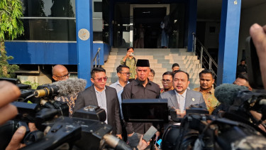 Ahmad Dhani (tengah) dan Pengacara Aldwin Rahadian (kanan)