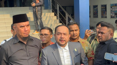 Ahmad Dhani (kiri) dan Pengacara Aldwin Rahadian (tengah)