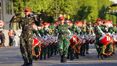 Drum Band Lokananta gabungan Taruna Akademi TNI dan Polri di Prancis