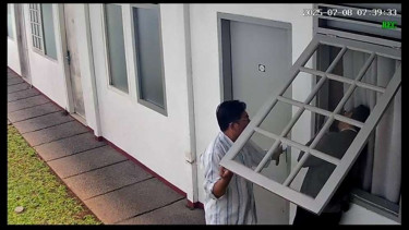 Tangkapan layar CCTV saat buka paksa kamar Diplomat Kemlu tewas Dilakban