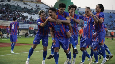 Pemain Port FC merayakan gol