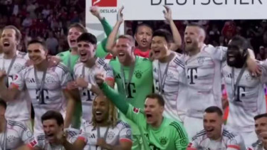 Irfan Ghafur dan para pemain Bayern Munich rayakan gelar Bundesliga