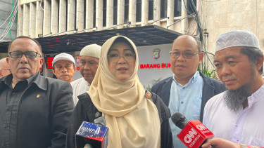 Tifauzia Tyassuma (tengah) atau yang dikenal dr Tifa
