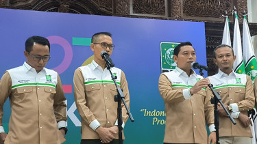 Ketua LKN DPP PKB, Zainul Munasichin (tengah) di Kantor DPP PKB, Jakarta Pusat 
