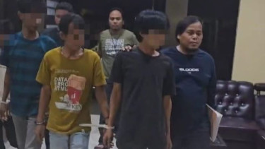 Petugas kepolisian mengamankan para pelaku pencabulan di Mapolres Serang, Banten