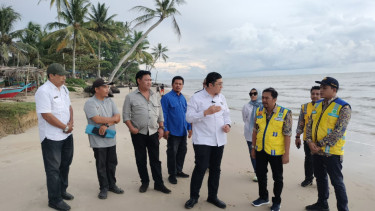 Staf Khusus Menteri Koordinator Bidang Infrastruktur dan Pembangunan Kewilayahan, Herzaky Mahendra Putra meninjau langsung lokasi terdampak abrasi