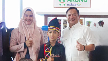 Rayyan Arka Dikha, penari pacu jalur yang viral (tengah)