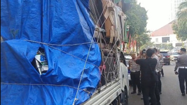 Tangkapan layar video pikap bawa motor bodong
