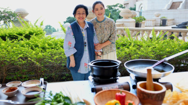 Presiden ke-5 RI Megawati Soekarnoputri bersama food blogger Dianxi Xiaoge