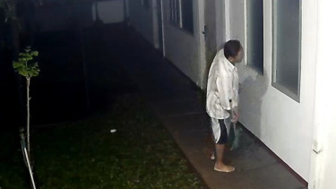 Tangkapan layar CCTV rekam penjaga kos Diplomat Kemlu mondar-mandir